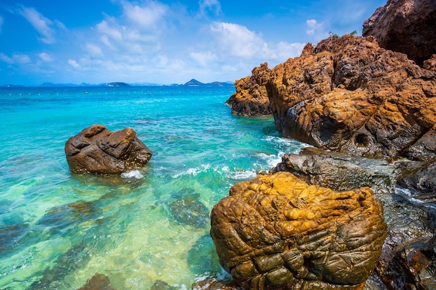 Spruzzi d'acqua dell'onda del mare Mare e rocce