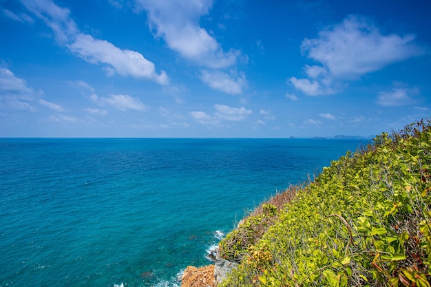 Spruzzi d'acqua dell'onda del mare Mare e rocce