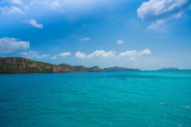 Spruzzi d'acqua dell'onda del mare Mare e rocce