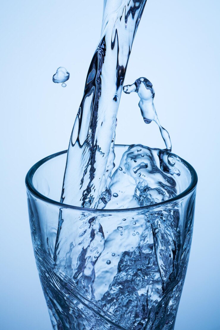 Spruzzi d'acqua in un bicchiere