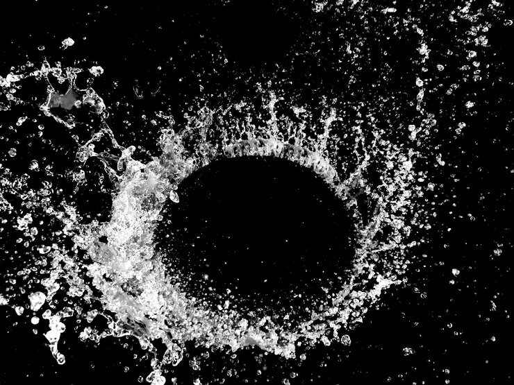 Spruzzi d'acqua isolati su uno sfondo nero