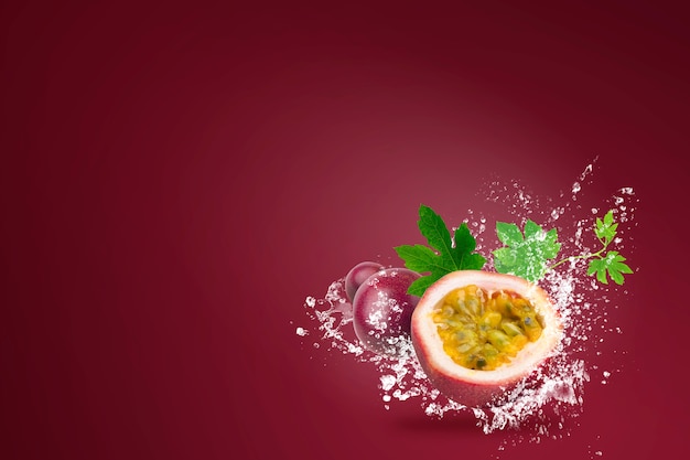 Spruzzi d&#39;acqua su Passionfruit fresca sul rosso