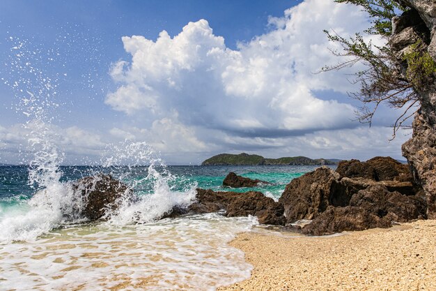 Spruzzi d'acqua sulla spiaggia