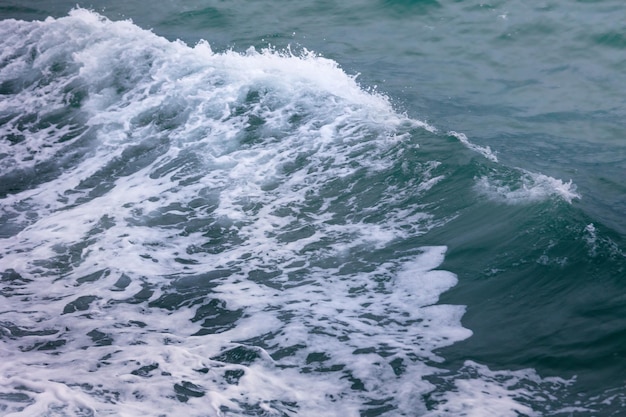 Spruzzi dell'onda del mare della tempesta tropicale Pabuk in Thailandia