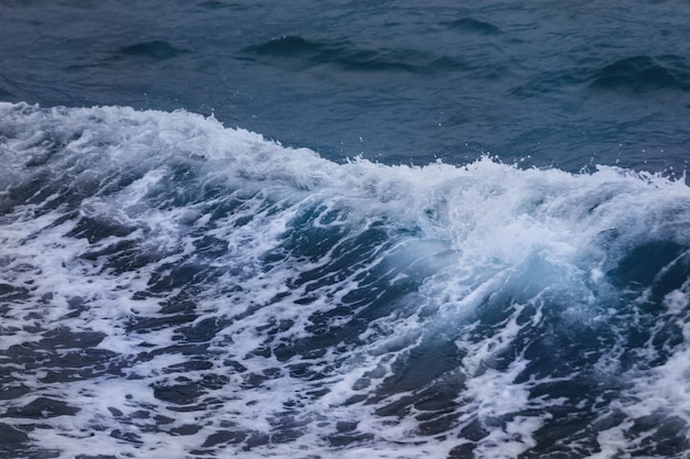 Spruzzi dell'onda del mare della tempesta tropicale Pabuk in Thailandia