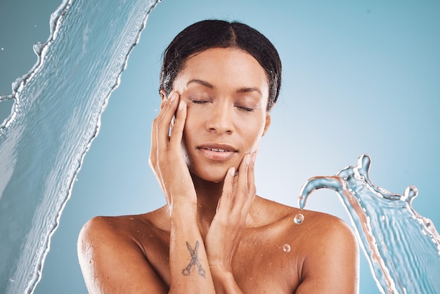 Spruzzi di bellezza e donna di colore in studio per la cura della pelle trucco naturale e promozione di cosmetici marketing o pubblicità Cura della pelle del viso e modello di ragazza in acqua o bagno mockup per il viso mattutino