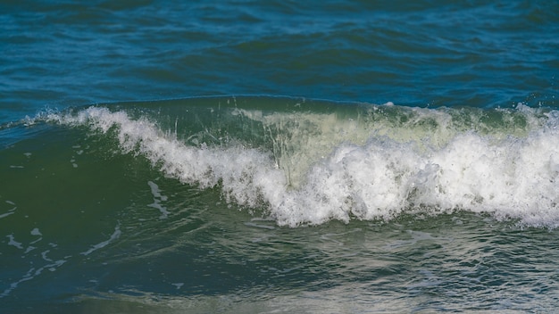 Spruzzi grandi onde sulla spiaggia