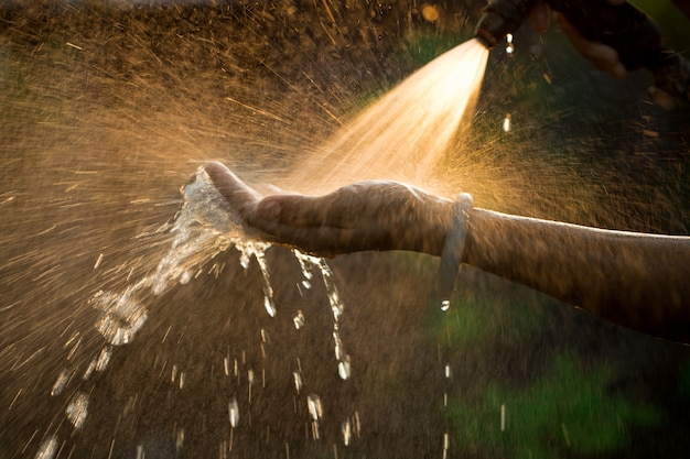 Spruzzo d&#39;acqua con le mani