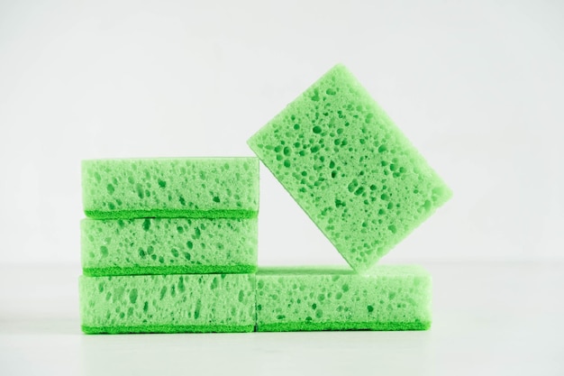 Spugne verdi per la pulizia su fondo bianco