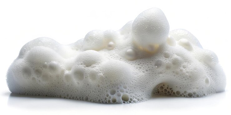 Spuma di sapone su uno sfondo bianco