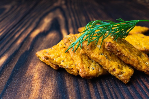 Spuntini di pane croccante su un tavolo di legno