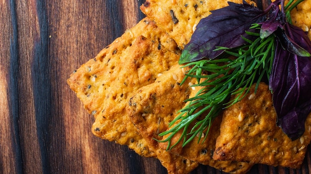 Spuntini di pane croccante su un tavolo di legno