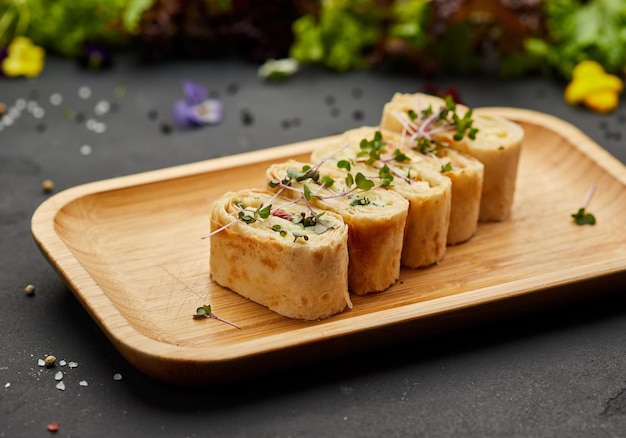 Spuntini di pane pita con formaggio e pomodori Varietà di panini piccoli su sfondo scuro Foto per il menu del ristorante