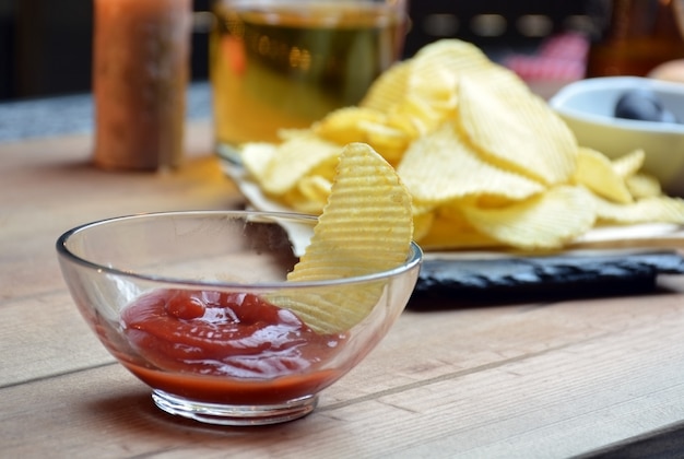 Spuntini di patatine e birra accompagnati da olive