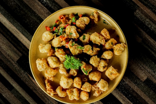 Spuntini di tofu salato vengono serviti sui piatti dell'hotel Gustosi e deliziosi