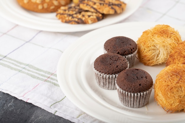 Spuntini dolci posti su un tavolo di pietra.