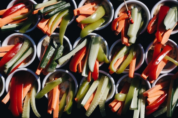 Spuntini e stuzzichini di catering splendidamente decorati