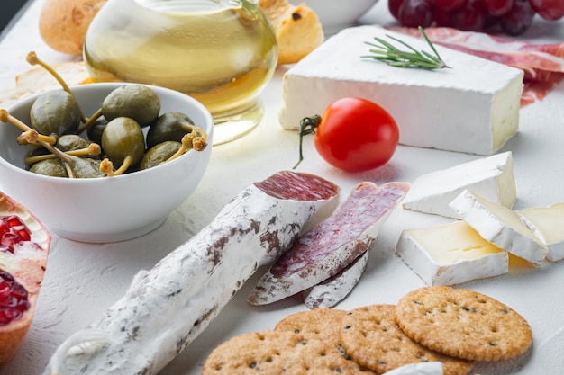 Spuntini italiani, formaggio a base di carne, set di erbe, su bianco