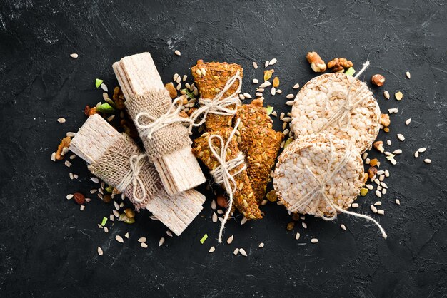 Spuntini sani Muesli di farina d'avena e lino su sfondo nero Vista dall'alto Spazio libero per il testo