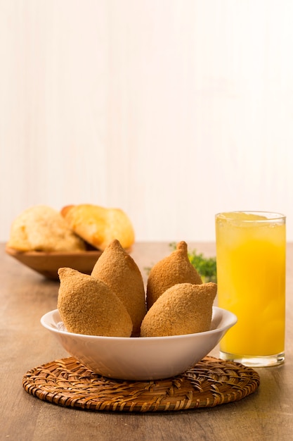 Spuntino brasiliano di pollo fritto, popolare alle feste locali.