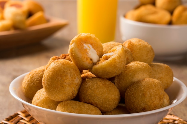 Spuntino brasiliano. gnocco di pollo con ricotta su fondo in legno.