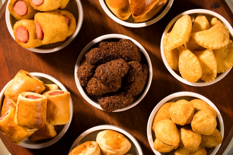 Foto spuntino brasiliano misto sul tavolo.