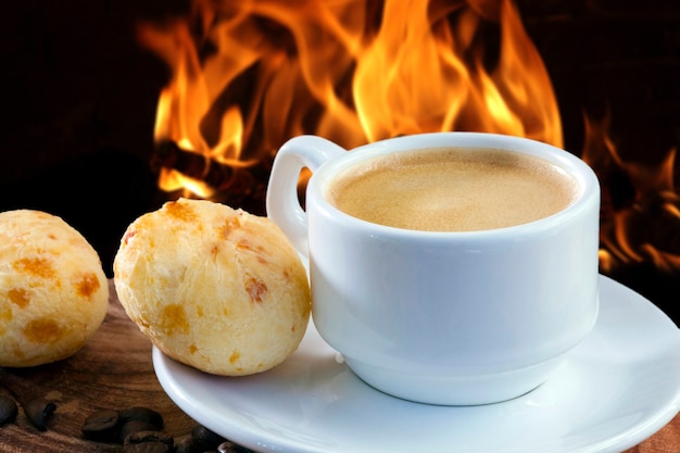 Spuntino brasiliano, pane tradizionale al formaggio con caffè espresso. da Minas Gerais - pao de queijo