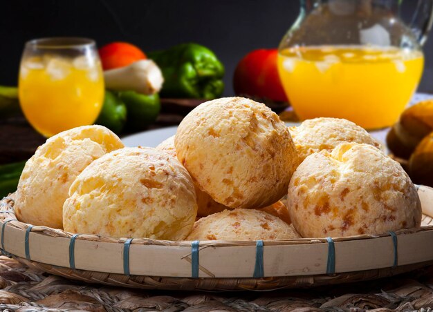 Spuntino brasiliano, pane tradizionale al formaggio di Minas Gerais - pao de queijo