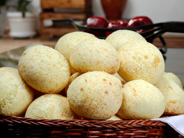 Spuntino brasiliano, pane tradizionale al formaggio di Minas Gerais - pao de queijo