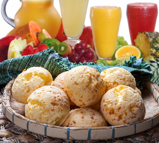 Spuntino brasiliano, pane tradizionale al formaggio di Minas Gerais - pao de queijo