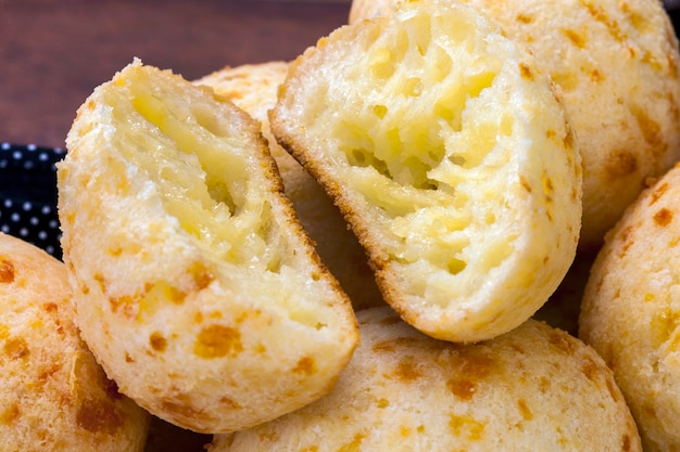 Spuntino brasiliano, pane tradizionale al formaggio di Minas Gerais - pao de queijo