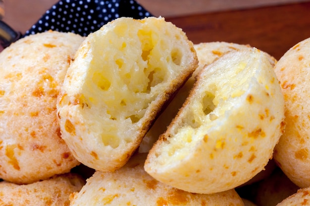 Spuntino brasiliano, pane tradizionale al formaggio di Minas Gerais - pao de queijo