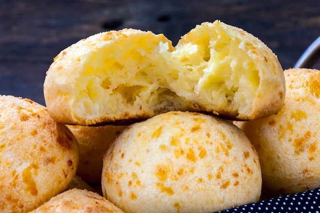 Spuntino brasiliano, pane tradizionale al formaggio di Minas Gerais - pao de queijo