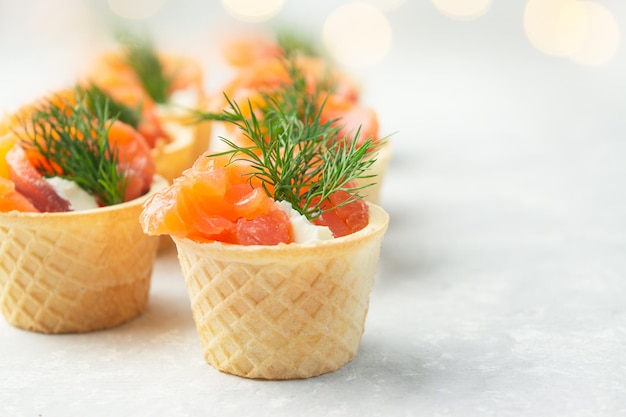 Spuntino con pesce rosso sul tavolo Spuntino festivo Menu per la tavola festiva Vista laterale Spazio di copia