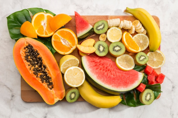 Spuntino delizioso del vegano sul bordo di legno