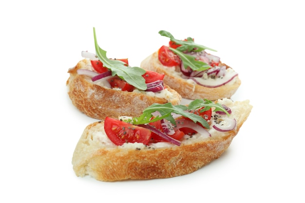 Spuntino delizioso della bruschetta isolato su fondo bianco