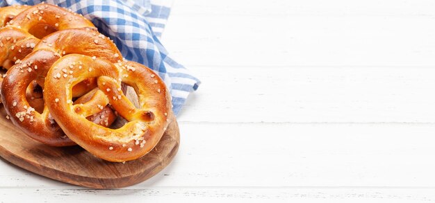 Spuntino della birra della ciambellina salata fatta in casa appena sfornato