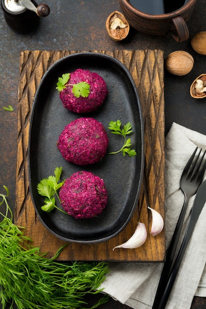 Spuntino di barbabietola e cavolo cappuccio con noci e coriandolo