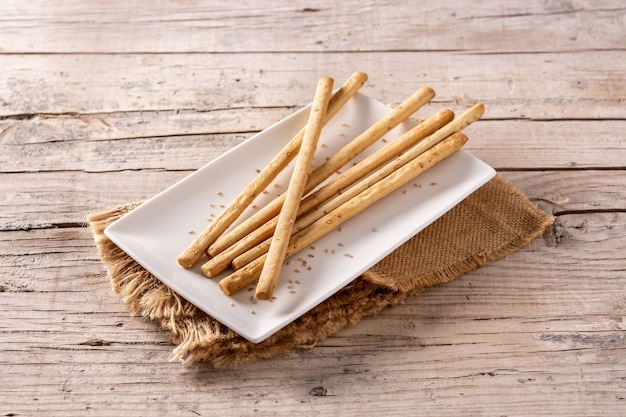 Spuntino di grissini su tavola di legno