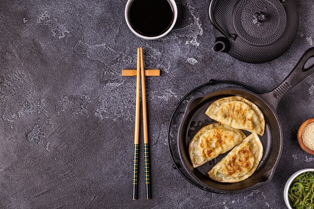 Spuntino di gyoza o gnocchi con salsa di soia