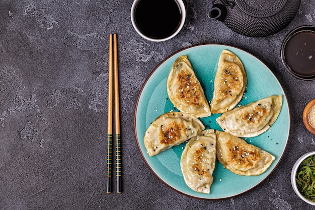 Spuntino di gyoza o gnocchi con salsa di soia