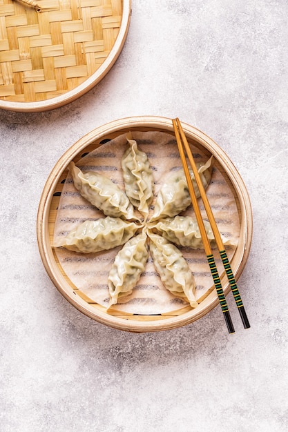 Spuntino di gyoza o gnocchi con salsa di soia