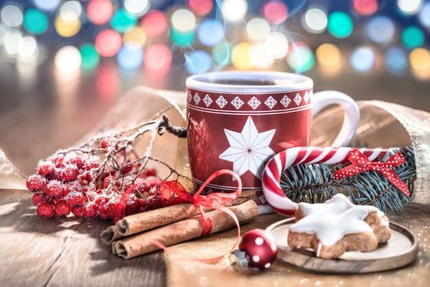 Spuntino di Natale sul tavolo decorato