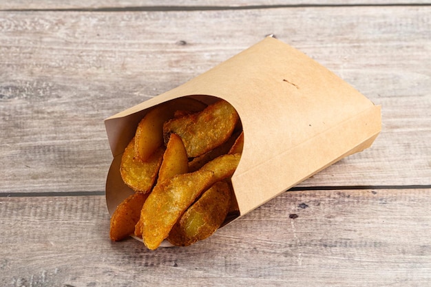 Spuntino di patate dorate rustiche fritte