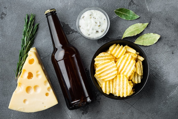 Spuntino di patatine fritte salate con formaggio e cipolla