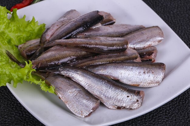 Spuntino di pesce di acciughe nella ciotola