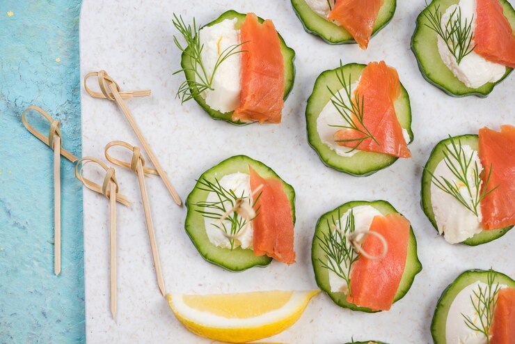 Spuntino di ricotta e cetriolo con salmone affumicato