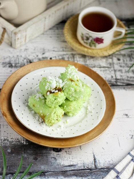 spuntino dolce putu ayu, cibo indonesiano con zucchero di canna e cocco