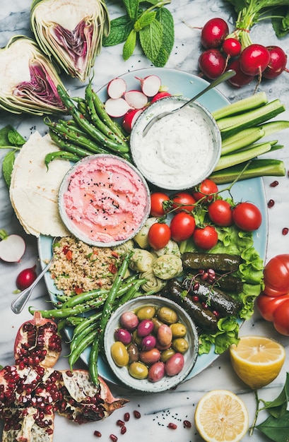 Spuntino e salse vegani sani su sfondo di tavolo in marmo