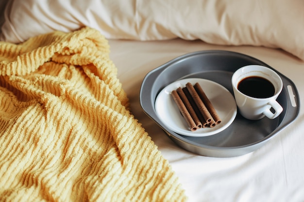 Spuntino e una tazza di caffè per colazione a letto